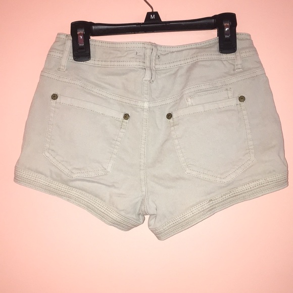 Delia’s Size 1/2 Khaki Cargo Shorts - Picture 2 of 4
